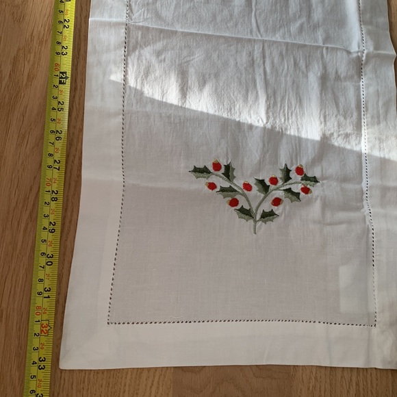 NWT Embroidered Holly Cotton Tablecloth - Picture 6 of 9